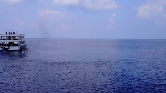 蓝色绿色海和白色沙滩背景的异国海景海滩时间的浮质图示视频