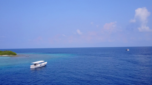 蓝色海洋和白色沙尘背景的宁静海岸线海滩时间的无人驾驶视频