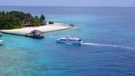 美丽的海滨海滩冒险的空中无人驾驶飞机性质由蓝海和白沙视频