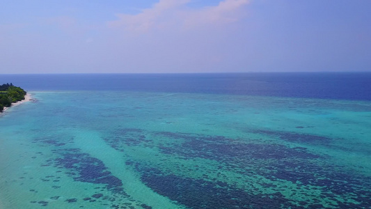 蓝海和白沙底的天堂礁湖海滩度假之乐园空中无人驾驶无人驾驶视频