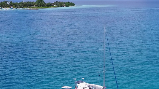 浅海和白色沙滩背景的美丽旅游海滩度假景色空中观光风景视频