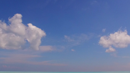 白沙底水蓝色环礁湖海湾海滩之行的无人驾驶飞机空中飞行视频