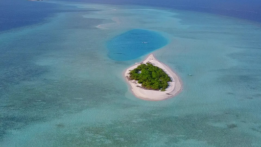以蓝色环礁湖和白色沙沙背景打破海滩的异国海面风景视频