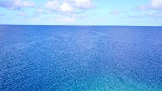 水蓝色海洋和白沙背景的海岸海滩旅行空中无人机天空视频