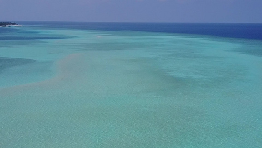 透明的有清洁沙滩背景的海洋取热带湾海滩假日空中抽象视频