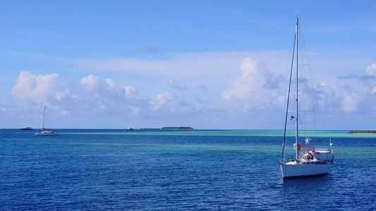 白沙背景浅海热带海岸海滩的空中无人机海景视频