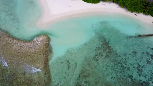 以蓝海和白沙背景打破海洋湾海滩的空中无人驾驶无人驾驶视频