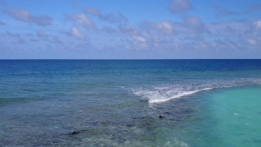 浅海和白色沙滩背景的美丽岛屿海滩野生生物的自然自然视频