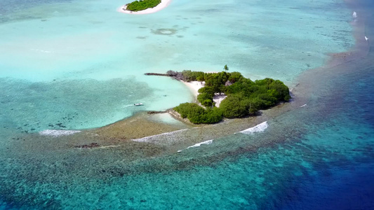 通过清洁沙滩背景的清清楚楚的环礁湖进行豪华海岸线海滩视频