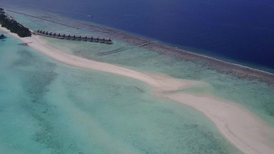 通过蓝海和清洁沙滩背景的蓝色海洋对美丽的海岸线海滩视频