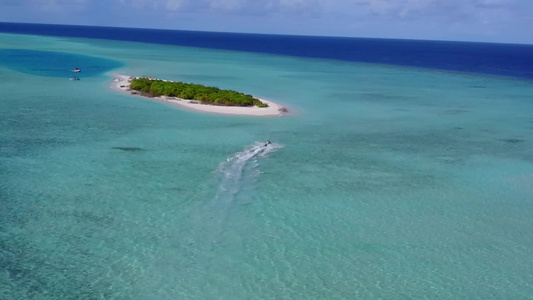 观视海景的奇异海湾海滩之行由白沙背景的绿绿海出海视频