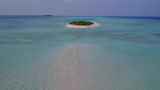 蓝色绿色环礁湖和白色沙滩背景的海洋旅游海滩航次海景视频