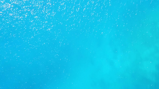 蓝色环礁湖和白色沙滩背景海洋旅游海滩旅行的无人空中视频