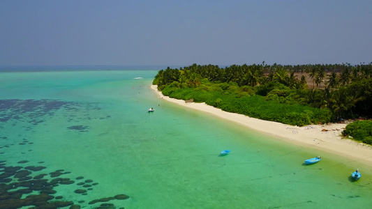 蓝色环礁湖和清洁沙地背景的豪华海景海滩度假空中无人驾驶视频