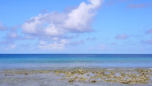 蓝色水海和白色沙滩背景的美丽旅游海滩旅行的空中纹理视频