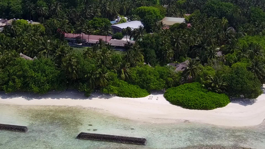 美丽的海湾海滩的空中风景以清水和白色沙滩背景进行视频