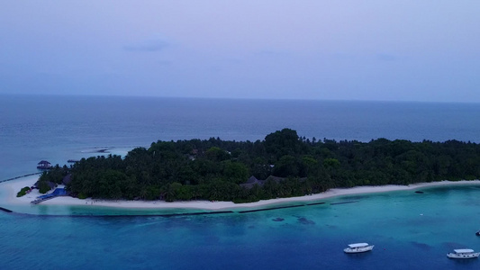 蓝海白沙背景下热带海岸海滩的空中海景视频