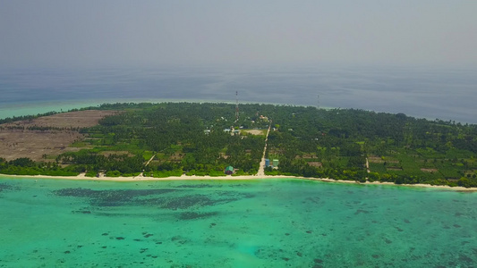 透明海洋和白沙背景下放松海岛海滩冒险的空中景观视频