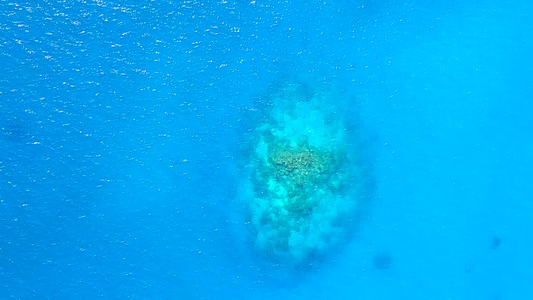 蓝水白沙背景下热带海湾海滩空中无人机旅游视频