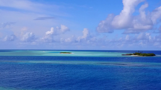 空中无人驾驶飞机飞行以白沙底蓝水为伴的美丽海岸海滩视频