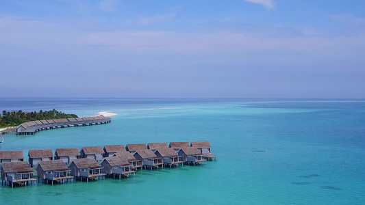 空中无人驾驶飞机在蓝海和浅沙背景的蓝色海面上拍摄奇异视频