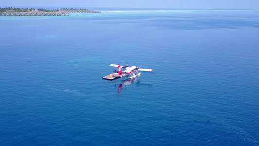 空中无人驾驶飞机对白沙背景蓝绿海的长河旅游海滩之行视频