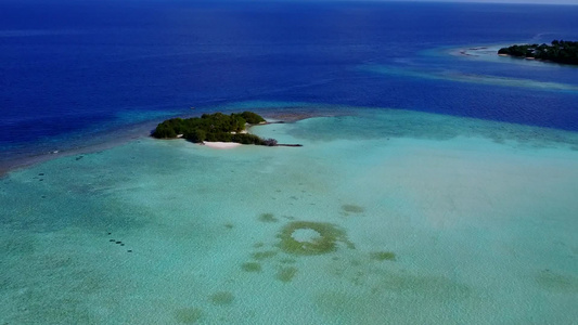 白沙背景透明海洋美丽海滨海滩度假的无人机摘要视频