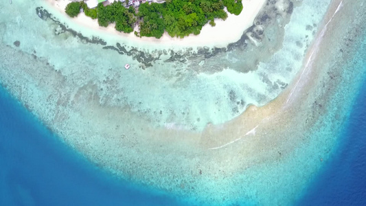 白沙背景蓝水海上旅游海滩空中无人机全景视频