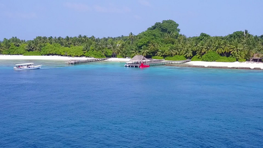 白沙背景蓝色环礁湖航行的海滩海滨之乐园空中风景景观视频