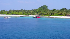 白沙背景蓝色环礁湖航行的海滩海滨之乐园空中风景景观12秒视频