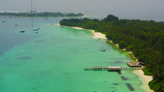 白沙背景蓝海放松海景海滩之旅的空中景观旅游视频