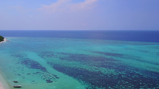 白沙背景蓝海宁静岛屿海滩冒险的无人机空中质感视频