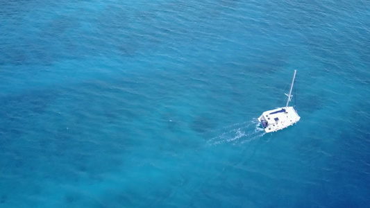白沙背景蓝色泻湖海洋旅游海滩度假的无人机景观视频