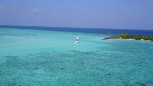 白沙背景的松绿海平息海岸海滩度假的空中空质素养视频