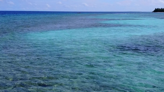 白沙背景水蓝色泻湖田园诗般的旅游海滩度假的无人机景观视频