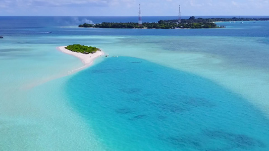白沙底蓝绿色环礁湖在海滩上航行的天堂海岸海岸海面风景视频