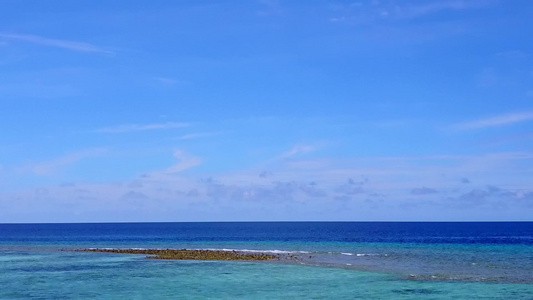 白沙底蓝环礁湖对天堂环礁海滩假日的空中无人驾驶无人驾驶视频