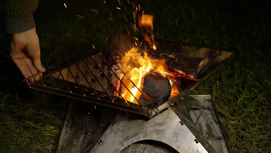 夜晚户外露营烹饪烧烤视频