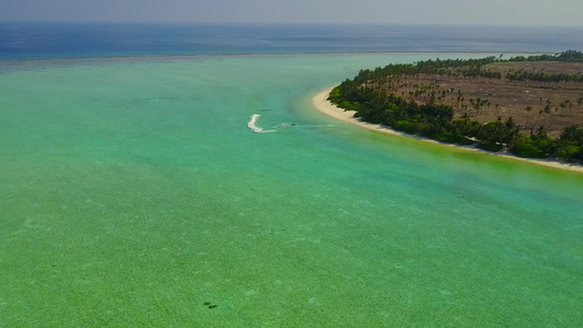 清澈的海洋和白色沙滩背景下的海洋海景海滩冒险的无人机视频