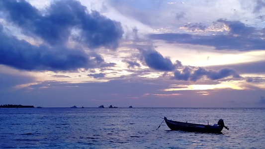 清澈的海水和干净的沙质背景下热带旅游海滩旅行的空中视频