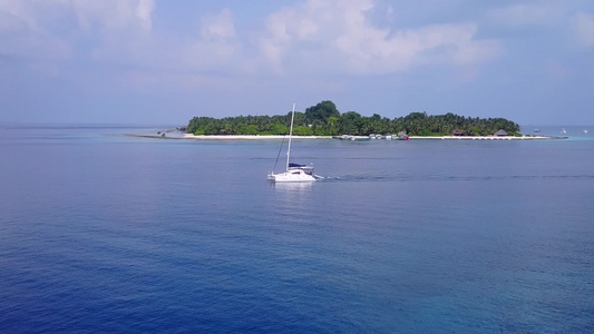 海滨海滩时间的豪华空中风景景观以清澈的环礁湖和白沙视频