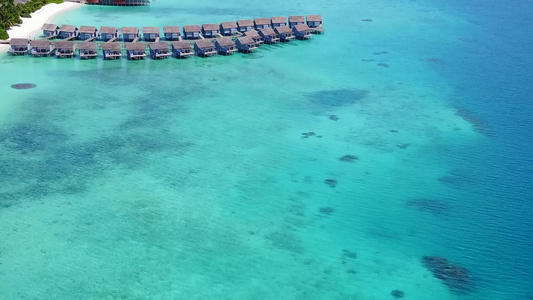 海洋海岸线海滩度假的无人机旅游由干净的沙滩背景的蓝海视频