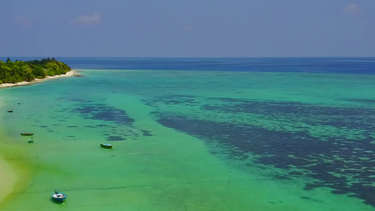 海上清海和白沙背景宁静海滨海滩航行的无人驾驶飞机空中视频