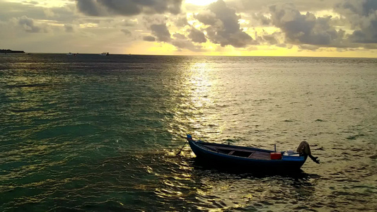 浅泻湖和白沙背景的海洋海岸线海滩旅行无人机空中旅游视频