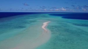 浅沙背景蓝色环礁湖对美丽海滩野生生物空中观视14秒视频