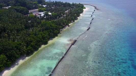 浅泻湖和白沙背景下豪华旅游海滩之旅的无人机空中景观视频