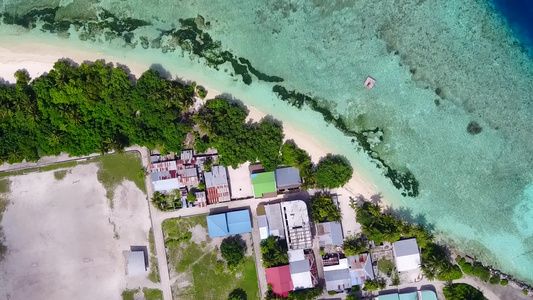 水蓝海白沙背景热带度假海滩度假的空中无人机景观视频