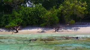 以透明的水和干净的沙地背景进行豪华海滨海滩旅行具有12秒视频