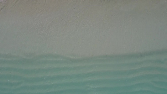 以透明有白色沙子背景的水进行宁静岛屿海滩航行的无人驾驶视频