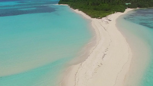 以蓝环礁湖和白色沙尘为特征沿海海岸海滩12秒视频